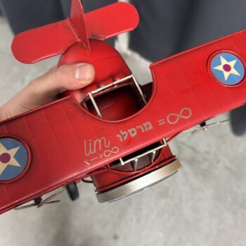 אווירון אדום עם חריטה למרסלו