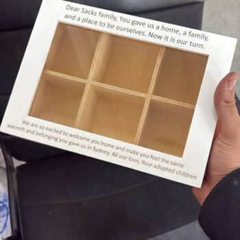 קופסא לתה עם חריטה באנגלית